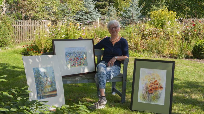 Gudrun Schäfer in ihrem grünen Grundstück in Ponickau. Mit einer Ausstellung zeigte sie jetzt die Vielfalt ihrer Mal-Arbeiten.