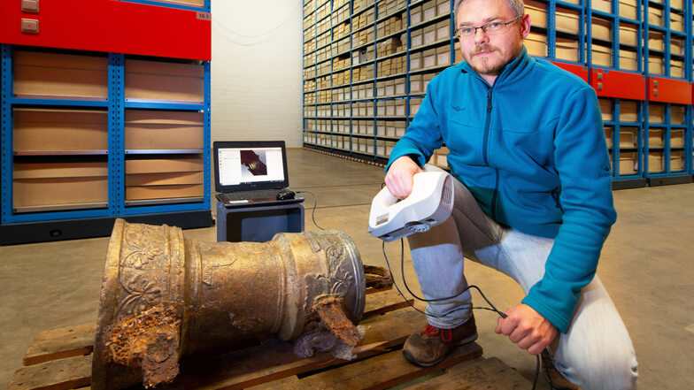 Vor Thomas Reuter liegt der älteste erhaltene Rammbär in Mitteleuropa. Mit dem Handscanner erfasst der Vermessungsingenieur jedes Detail des bronzenen Fallhammers, mit dem um 1540 Holzpfähle beim Brückenbau im sächsischen Grimma eingeschlagen wurden.