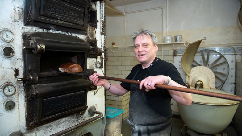 Traditionell und mit einem wahrhaften Original Brote backend: Bäckermeister Thomas Große aus Großenhain heizt seinen Ofen mit Kohle und schwört auf die Wärme, welche seine Produkte veredelt.