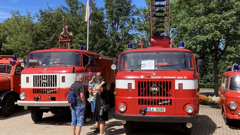 Am Gemeindeamt in Jonsdorf präsentierte die Feuerwehr historische Feuerwehrfahrzeuge.