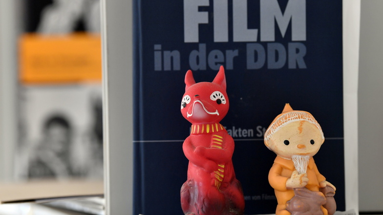 "Herr Fuchs" und das "Sandmännchen" aus dem DDR-Kinderfensehen stehen in einem Archiv der Universität Erfurt im Regal: Wissenschaftler forschen dort zum DDR-Kinoalltag.