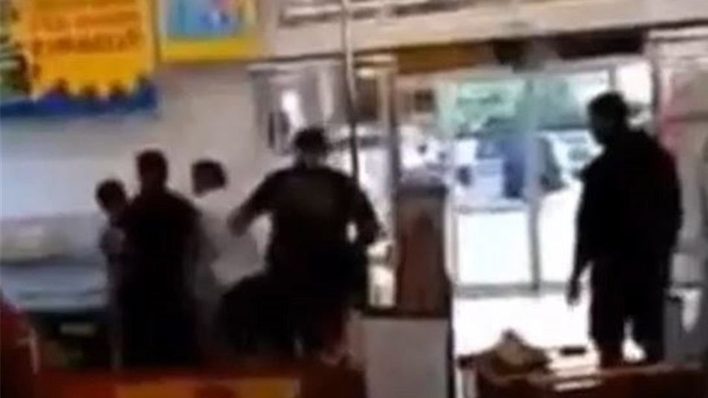 Eine Video-Szene, die 2016 Aufsehen erregte: Vier Arnsdorfer überwältigen im Supermarkt einen Flüchtling.