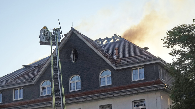 In einem Pflegeheim in Leipzig-Ost ist am Montag ein Brand im Dachgeschoss ausgebrochen.