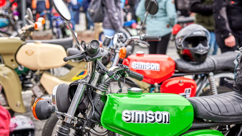 Mopeds der Marke Simson sind sehr beliebt unter Jugendlichen. Doch bei Görlitz kam es jetzt zu einem Unfall mit solchen Mopeds.
