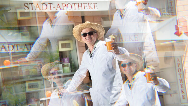 Marko Eschmann von der Stadt-Apotheke schenkt am Freitagabend einen Zitrus-Drink aus, je nach Bedarf mit oder ohne Alkohol.