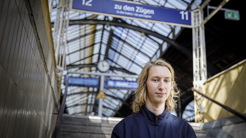 Der 17-jährige Maximilian Sgodzay steht am Bahnhof in Görlitz. Hier steigt er jeden Morgen in den Zug, um zur Schkola nach Ebersbach/Sachsen zu fahren. Dort will er übernächstes Schuljahr sein Abitur ablegen.