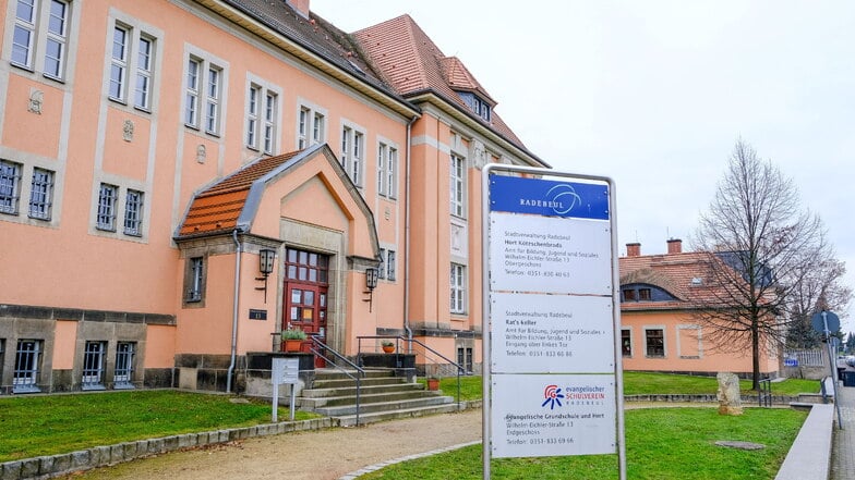 Das Evangelische Schulzentrum in Radebeul befindet sich mit Grund- und Oberschule im ehemaligen Amtsgerichtsgebäude an der Wilhelm-Eichler-Straße.
