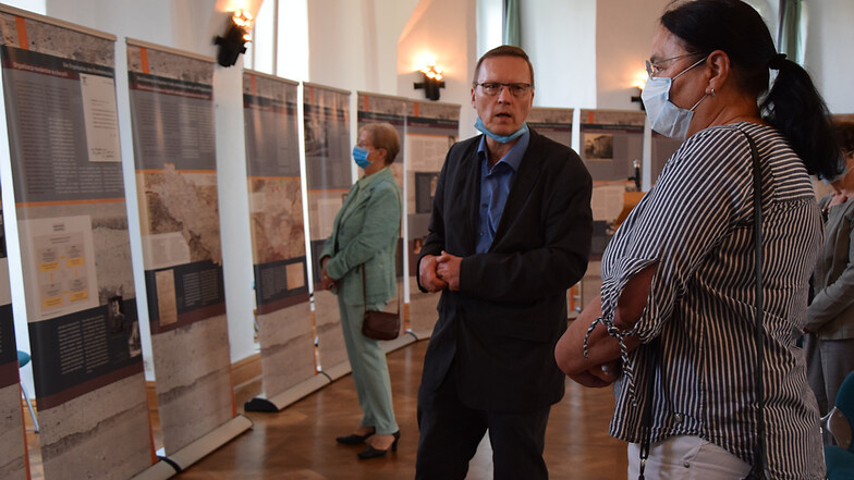 Dr. Boris Böhm führte bei der Eröffnung Gabriele Schluttig (vorn) und andere Gäste durch die Ausstellung im Schloss.