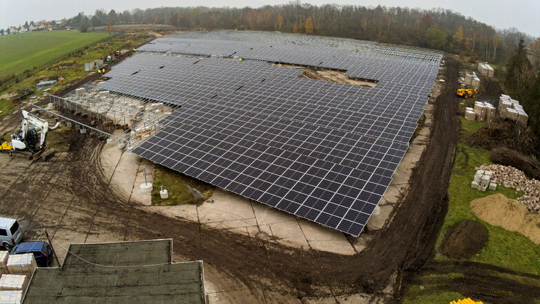 Der Solarpark der Stadtwerke Riesa auf dem ehemaligen Kohlehandel-Gelände an der Rostocker Straße: Gut zwei Monate brauchte der Bau. Die Projektvorbereitung dagegen Jahre – auch wegen der Auflagen im Zusammenhang mit geschützten Tierarten.