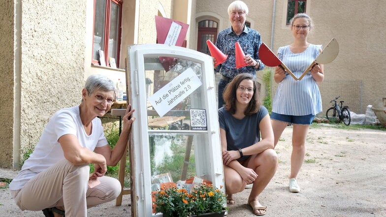 Ina Heß, Johanna Singer, Norbert Herrmann und Maria Römer (v.l.n.r.) präsentieren das Spendenfenster, mit dem weiter Geld für die Sanierung der Jahnhalle gesammelt werden soll.