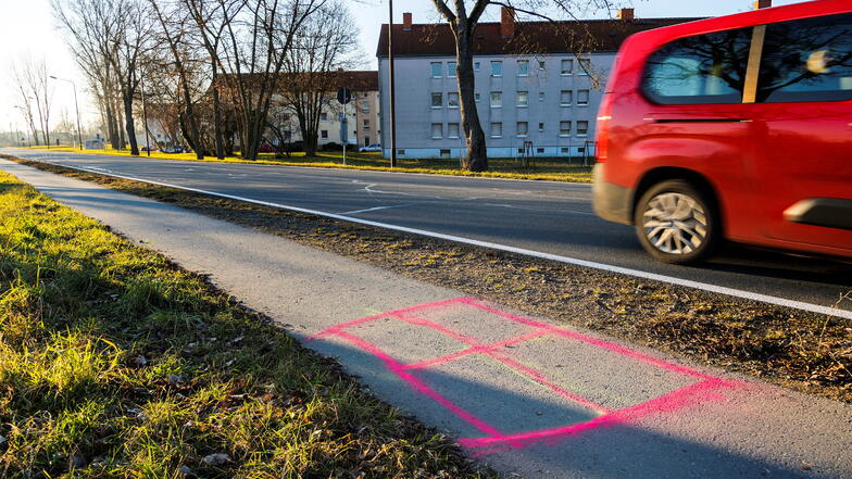 Auch auf einem Geh- und Radweg in Röderau-Bobersen ist im Februar 2022 auch eine Hakenkreuz-Schmiererei festgestellt und von der Polizei übermalt worden.