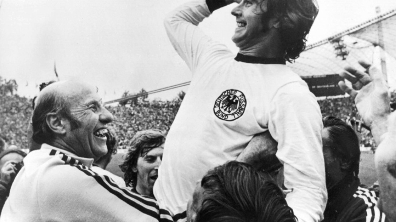 Triumphaler Höhepunkt als Bundestrainer: Helmut Schön [l.] hebt Gerd Müller hoch, der das entscheidende 2:1 im Finale gegen die Niederlande erzielt hatte.