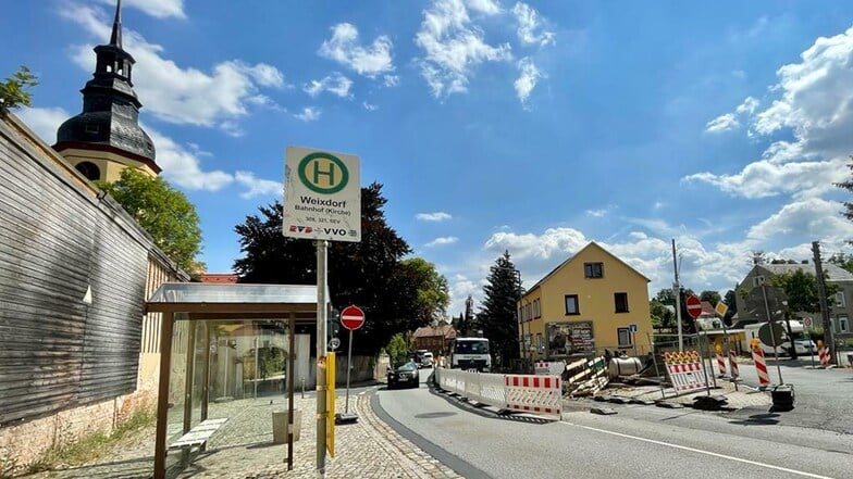 Einfahrt verboten: Die Weixdorfer müssen derzeit mit einer umfangreichen Baustelle auf der Königsbrücker Straße leben.