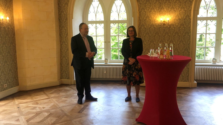 Wachaus Bürgermeister Veit Künzelmann und die Sächsische Staatssekretärin Barbara Meyer bei der Fördermittelgeld-Übergabe im Schloss Seifersdorf.