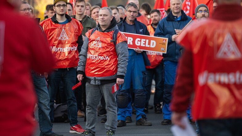 Mitarbeiter von Alstom und Siemens-Energy streiken gemeinsam vor dem Siemens-Werk in Görlitz.