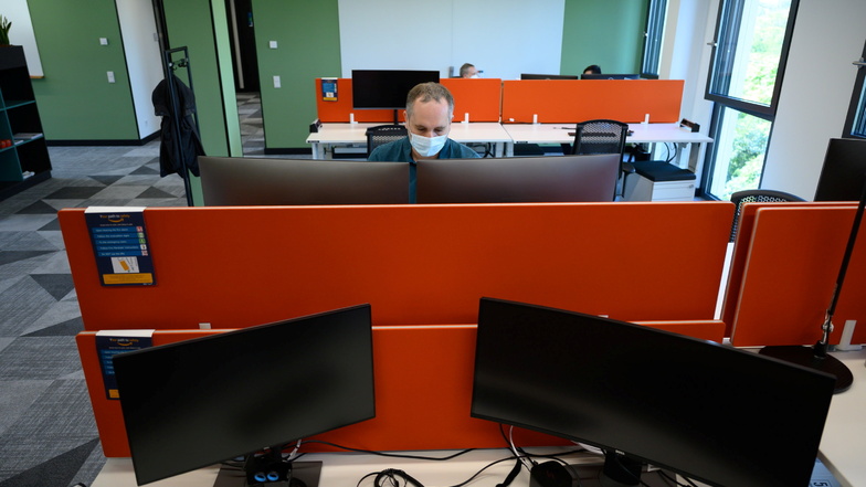 Ein Mitarbeiter arbeitet währen des Rundgangs zur der Eröffnung des Amazon Development Center Dresden an seinem Computer.
