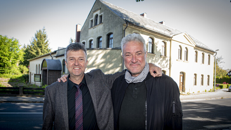 Die Brüder Michael (l.) und Andreas Schneider bauen das ehemalige katholische Gotteshaus in Bretnig zum Wohn- und Ärztehaus um.