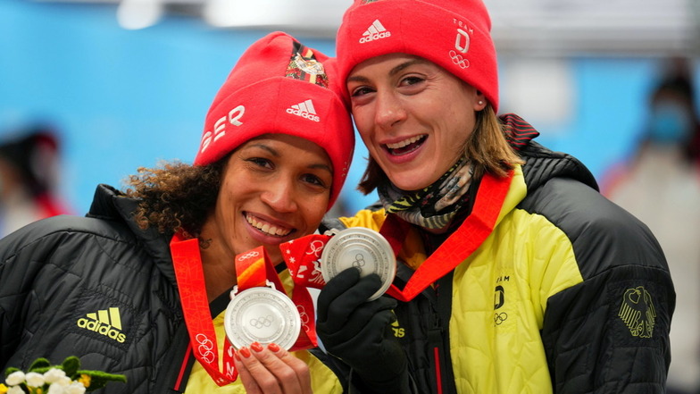 Mariama Jamanka (l) gewann mit Anschieberin Alexandra Burghardt bei den Olympischen Winterspielen in Peking die Silbermedaille im Zweierbob.