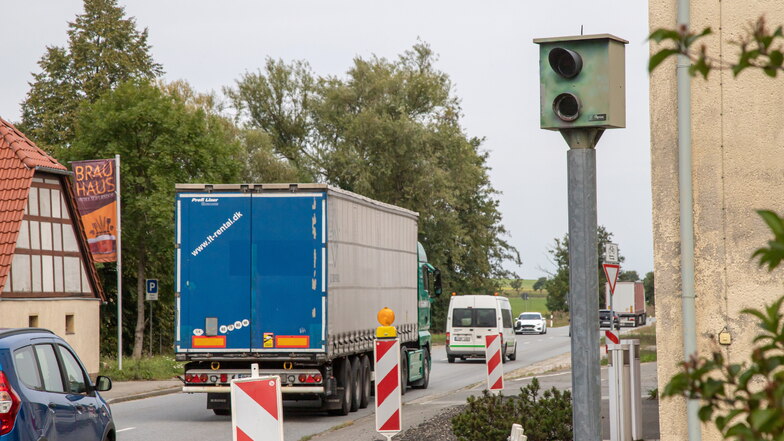 In Nieder Seifersdorf gilt ab sofort wieder die Geschwindigkeitsbegrenzung 50 statt 70 km/h.
Dafür wird auch der Blitzer an der Feuerwehr / Brauerei wieder in Betrieb genommen.