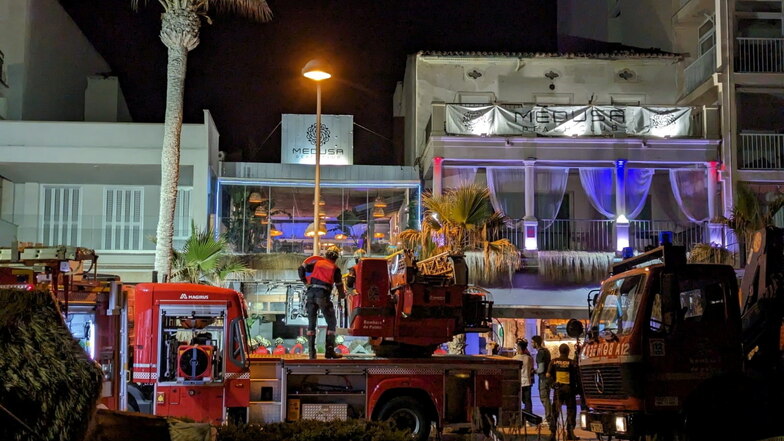 Rettungsdienste sind nach dem Einsturz eines Gebäudes am Strand von Palma im Einsatz