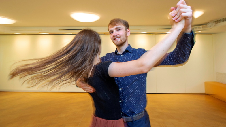 Frithjof Kulawik tanzt mit seiner Partnerin Jessica Weber im Saal der Tanzschule Linhart. Dort hat der heute 22-Jährige als Neuntklässler seine Begeisterung für Rhythmus und Bewegung bei der Tanzstunde entdeckt und nun sein Hobby zum Beruf gemacht.