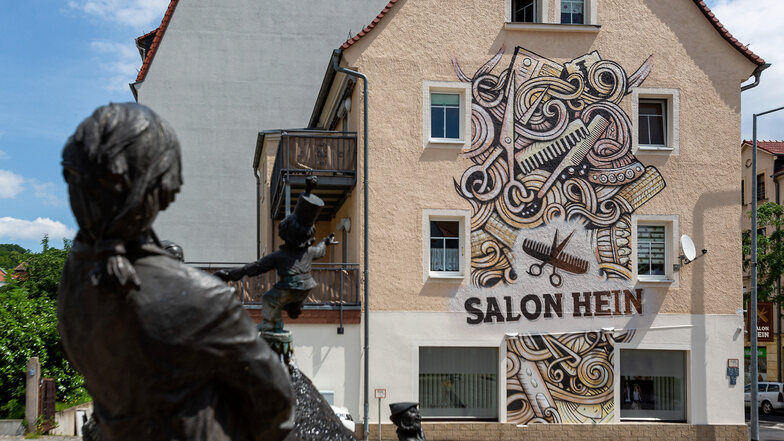 Das große neue Graffito an der Hauswand des Salon Hein in Freital ist weithin von der Dresdner Straße aus zu sehen.