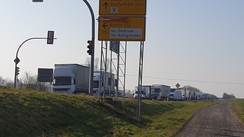 Seit Tagen dasselbe Bild: Die B6/Umgehungsstraße Görlitz ist in Richtung Niesky komplett dicht.