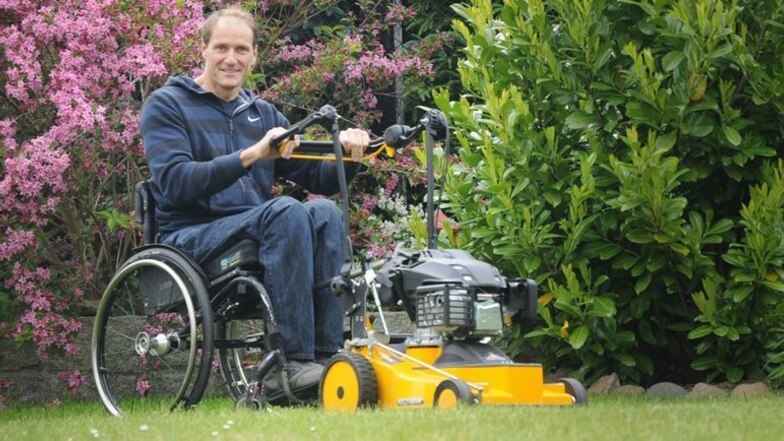 Lars Hoffmann kann dank dem Multikon-Rasenmäher nun seinen Garten allein mähen. Gemeinsam mit der Großenhainer Firma hat der querschnittsgelähmte Kfz-Meister ein Zusatzgerät entwickelt, welches an einen Rollstuhl angekoppelt werden kann. Nach der weiteren