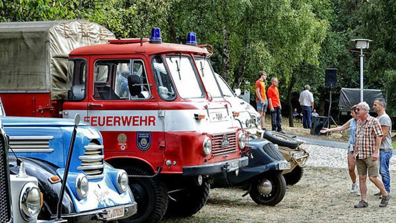 Sagen wir ... betagte Fahrzeuge gibt es am Sonntag sowohl beim Lückendorfer Bergrennen als auch in Jonsdorf zu sehen - dort speziell Feuerwehren. "Betagte" Sachen kann man auch beim Trödelmarkt bestaunen.