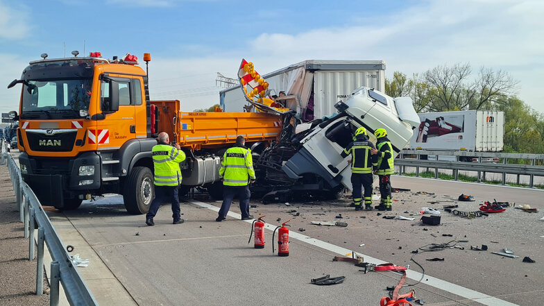 Ein Laster prallt am Freitagvormittag auf der A9 westlich von Leipzig in einem Schilderwagen der Autobahnmeisterei. Zwei Menschen werden dabei verletzt.