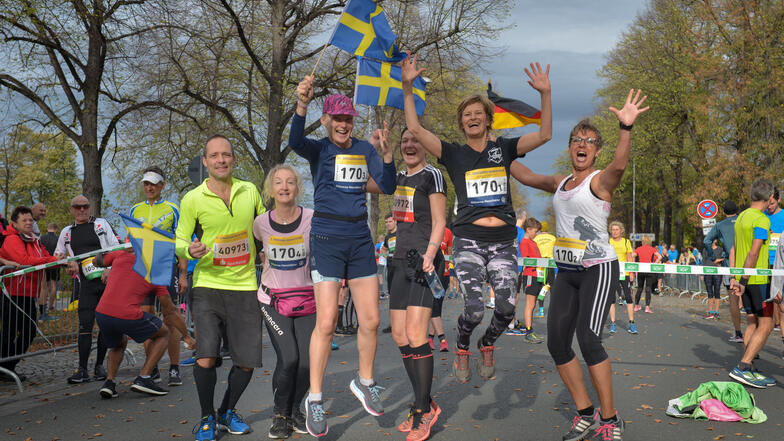 Schweden-Power in Dresden. Für die Staffelpremiere hat sich auch ein nordisches Team angemeldet. Susanne Neubert (2. v. l.) läuft mit Maria Gustafson und Susanne Larson sowie der „eingekauften“ Sächsin Anja Schmidt (v. l. n. r.)