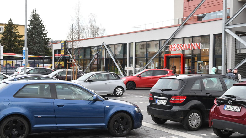 Ab Januar: Freitaler Edeka-Parkplatz bald nur noch für Kunden