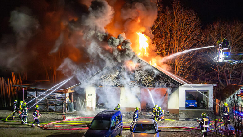 Großbrand in Annaberg-Buchholz: Feuerwehr löscht brennende Garage und Autos
