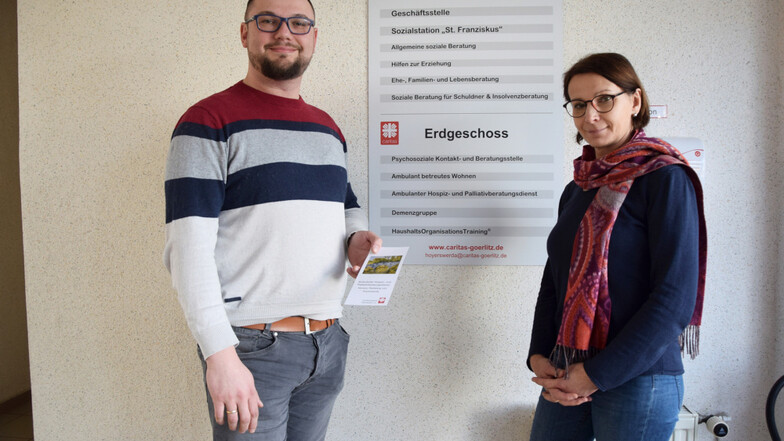 Thomas Pötschke und Sabine Kunath informieren über die Arbeit des ambulanten Hospizdienstes Kamenz, der auch in Hoyerswerda tätig ist.