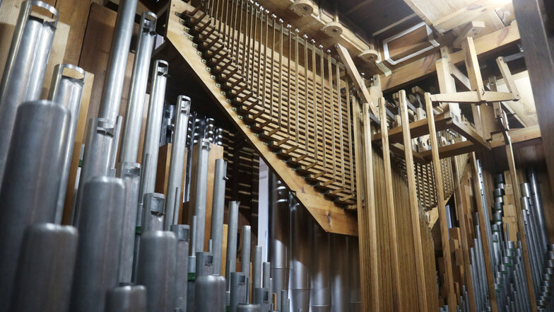 Die Orgel der Kirche St. Barbara in Groß Särchen wurde von 2022 bis 2024 aufwendig restauriert. Insgesamt 70.000 Euro kostete die Maßnahme. Sie zog sich länger als geplant, weil beim Ausbau der Orgel ungeahnte Überraschungen zutage traten.