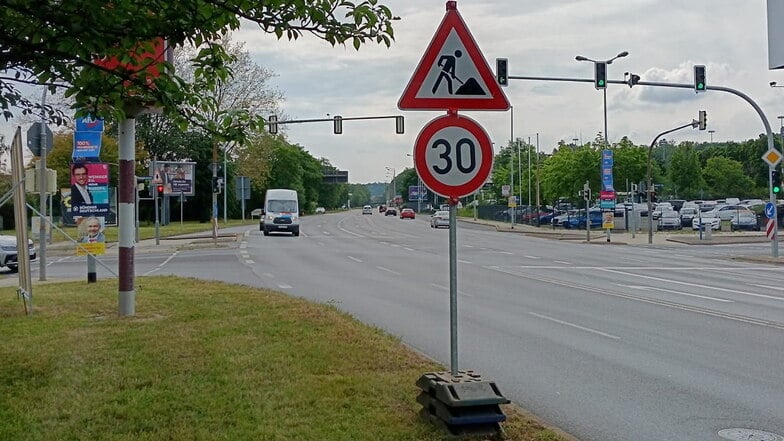 Ein Schild an der S172 in Heidenau, das Rätsel aufgibt. Die Lösung überrascht.