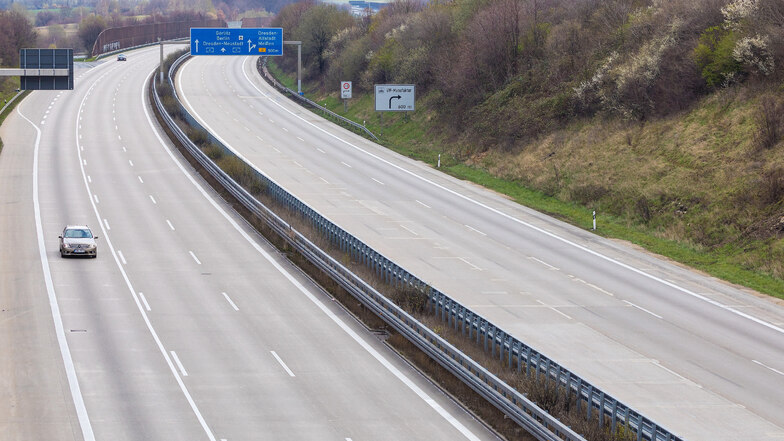 So leer sind die Autobahnen selten: Blick auf die A4 bei Dresden am 29. März 2020.