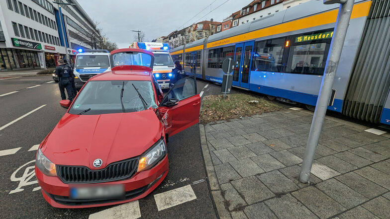 In Leipzig wurde ein Auto von einer Straßenbahn erfasst.