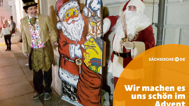 Der Weihnachtsmann am Wunschzettel-Briefkasten, hier mit Zauberer Milko Bräuer.