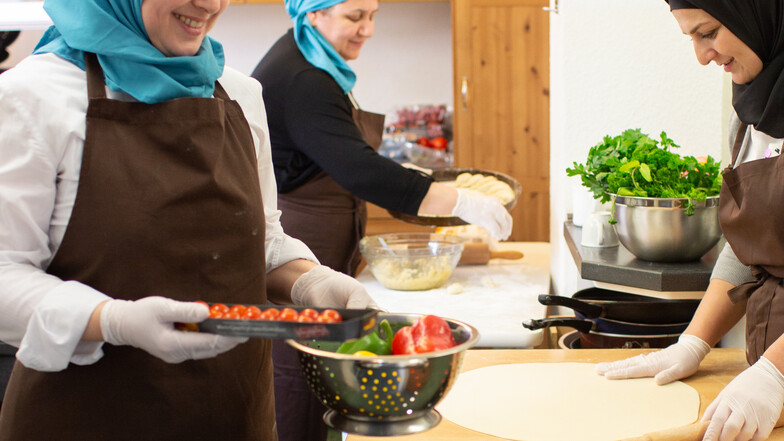 Aminat Usmakhadzhieva, Roza Maglaeva und Dagmara Kuzhulova (v.l.n.r.) kochen für das Dresdner Catering-Startup Zafran.