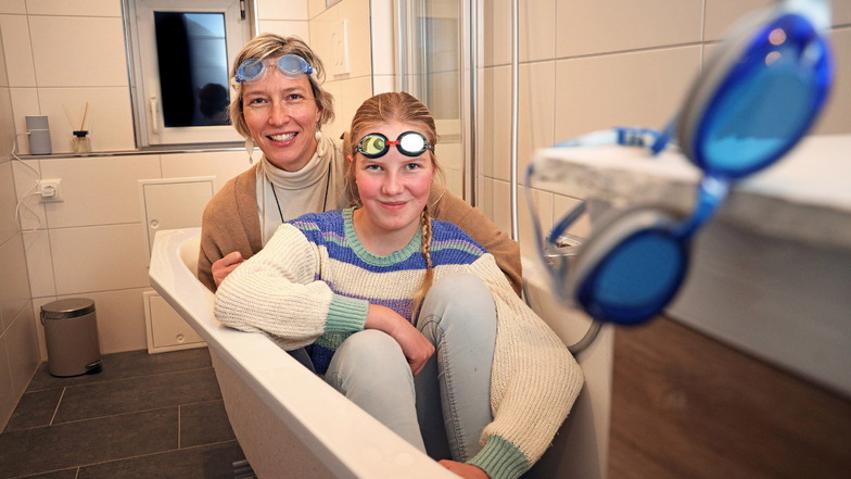 Claudia und Laura Leidhold als Vertreterinnen ihres Familienteams in der heimischen Badewanne.