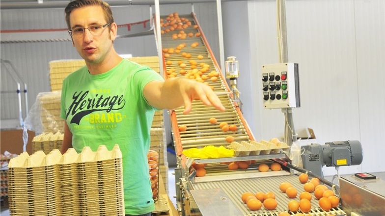 Junior-Chef Fabian Riedel überzeugt sich von der Qualität der Eier.