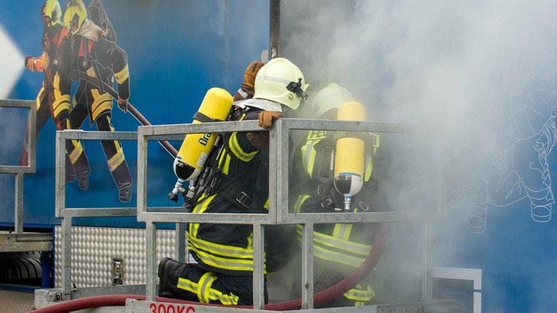 Das ist Weiterbildung bei der Feuerwehr Radebeul - Training unter echten Bedingungen mit Hitze und Flammen im Brandcontainer. Im Herbst waren die Kameraden zur Übung auf dem Gelände der Wache Kötzschenbroda.