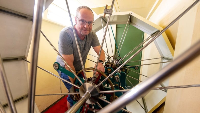 Haustechniker Knut Geng im Uhrwerk der berühmten Fünf-Minuten-Uhr der Semperoper. Die elektronische Steuerung und der Antrieb wurden in der jetzigen Spielzeitpause von einer Dresdner Spezialfirma erneuert.