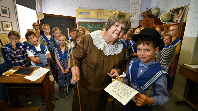 Die Schüler der Technitzer Grundschule sind regelmäßig zu Gast im Museum des Schrebitzer Heimatvereins. Birgit Müller, hier mit Finn, schlüpft dann in die Rolle einer Lehrerin.