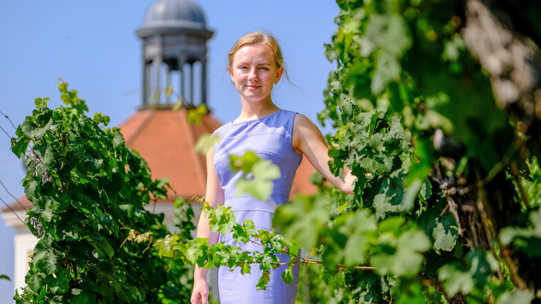 Auf Schloss Wackerbarth in Radebeul fühlt sie sich wohl, hier begann ihre Liebe zum sächsischen Wein: die neue sächsische Weinkönigin Alona Chesnok (24) aus Radebeul.