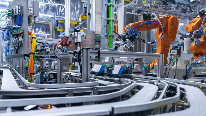 Eine zweite hochautomatisierte Fertigungslinie für Batteriemodule ging am Montag im Leipziger BMW-Werk an den Start.