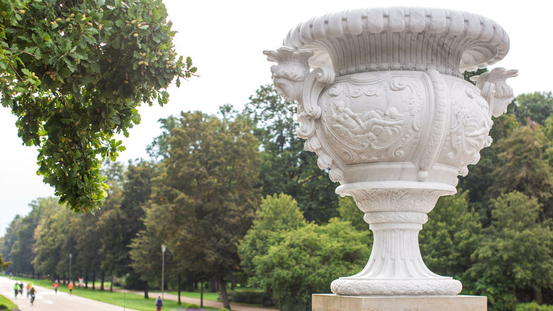 4,6 Tonnen schwer ist diese Vase, die die Besucher jetzt wieder am westlichen Zugang zum Großen Garten bewundern können.