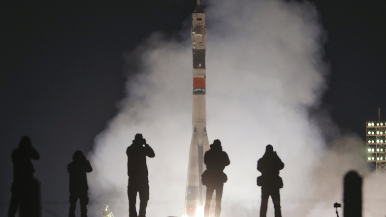 Die Sojus-Rakete hebt vom russischen Weltraumbahnhof ab. An Bord befinden sich die Raumfahrer Christina Koch, Alexej Owtschinin und Nick Hague.