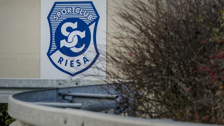 Das Emblem des SC Riesa an der Kegelbahn in der Nähe des Riesaer Bahnhofs. Das Verein zählte zuletzt deutlich weniger Mitglieder. Coronabedingte Austritte gab es aber kaum, sagt Vorstandsmitglied Sebastian Lohse.